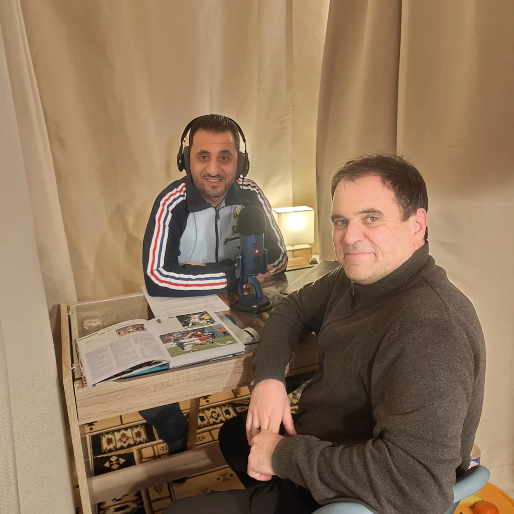 Un animateur de podcast et son invité, avant l'enregistrement