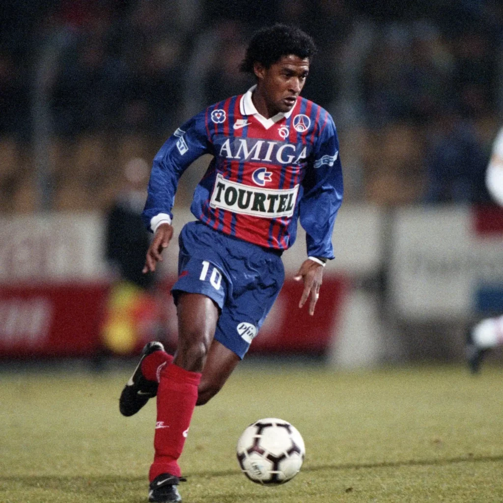 Valdo, joueur du PSG, balle au pied lors d'un match